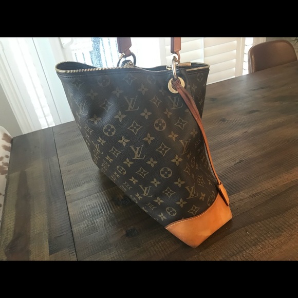 Louis Vuitton Handbags - Berri MM. Authentic. Louis Vuitton.